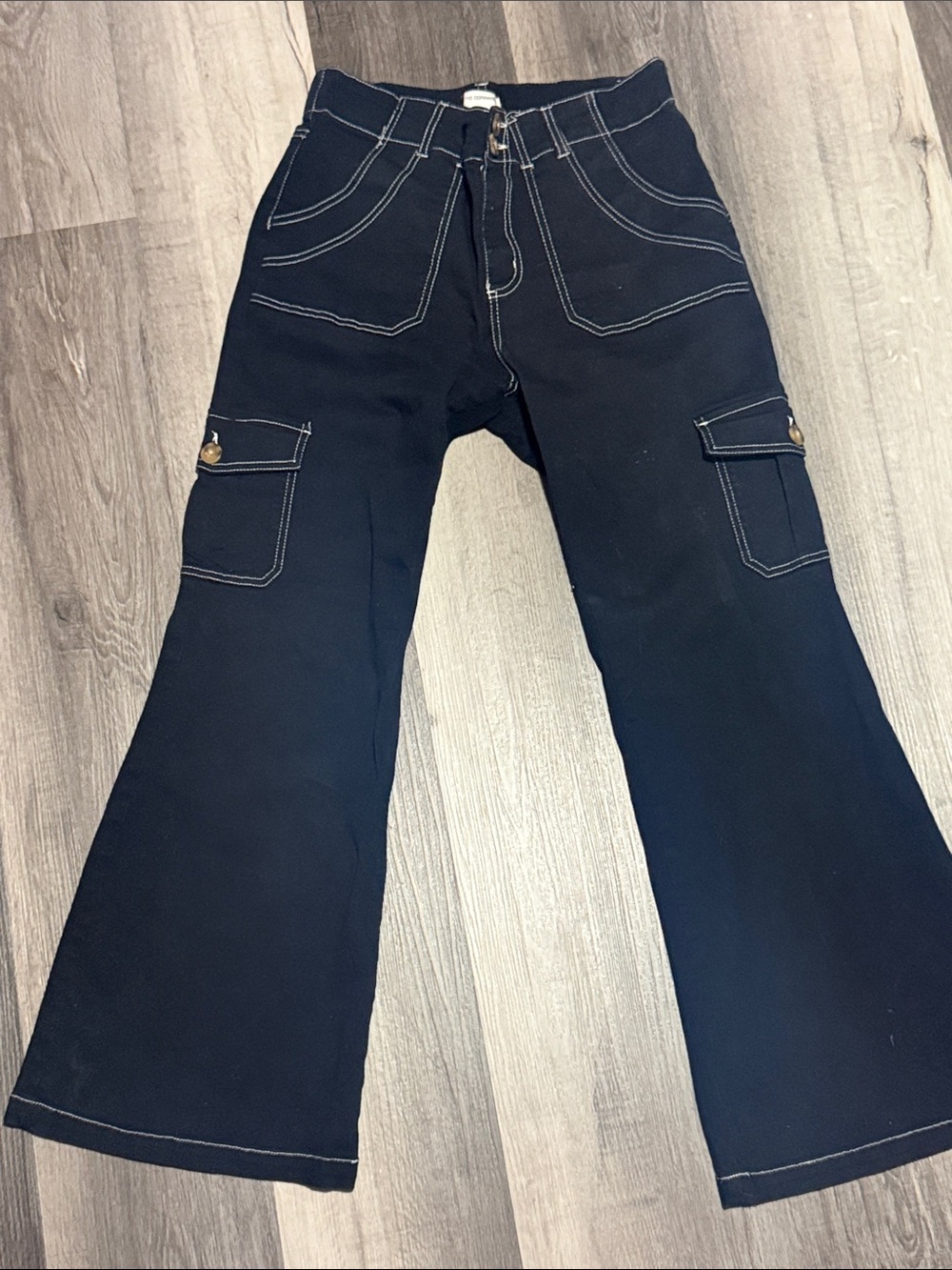 Black Wide-Leg Cargo Jeans with Contrast Stitching